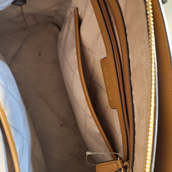 🎉🎉SOLD OUTSIDE OF POSHMARK 🎉🎉Michael Kors Handbag - Picture 7 of 9